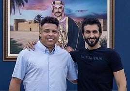 El propietario del Córdoba CF, Nasser bin Hamad, junto a Ronaldo Nazario el 29 de octubre de 2024, en Baréin.