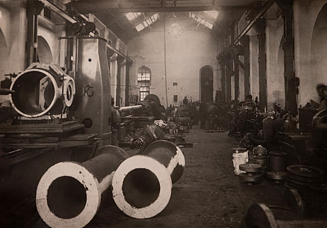 Sección de pulimento de la fundición en los talleres Miguel de Prado.