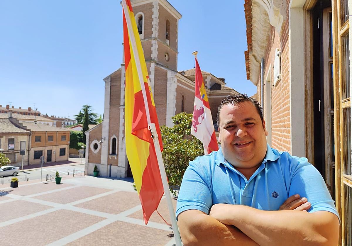 Raúl Gómez, alcalde de Boecillo, en el balcón de la casa consistorial