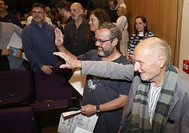 Antonio López, aclamado por el público, saluda al inicio del congreso en Paredes de Nava.