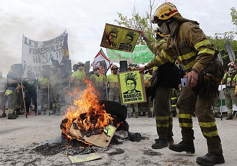 Protesta a la entrada de las Cortes por la gestión forestal y de lucha contra incendios de la Junta.