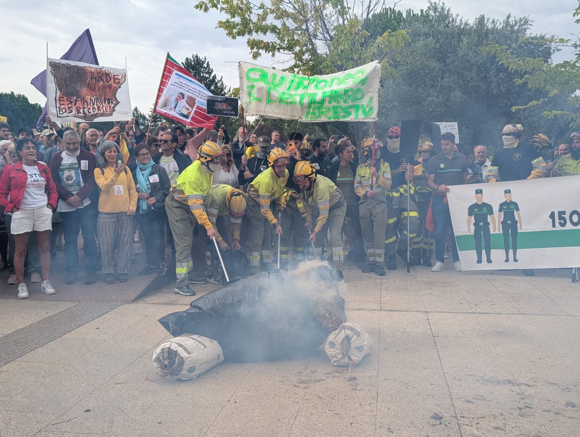 Las imágenes de la concentración en las Cortes en protesta por la gestión de los incendios forestales