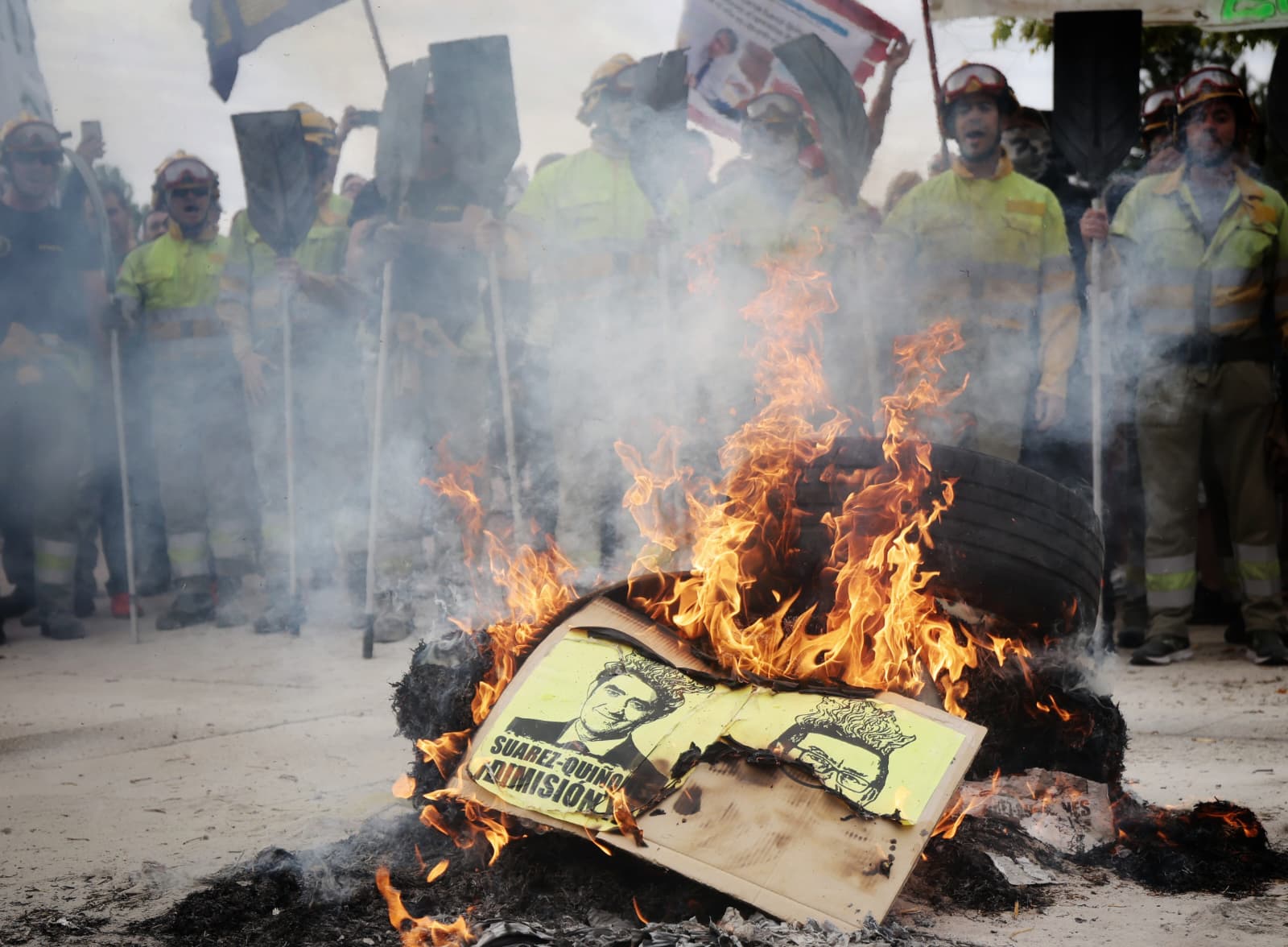 Las imágenes de la concentración en las Cortes en protesta por la gestión de los incendios forestales