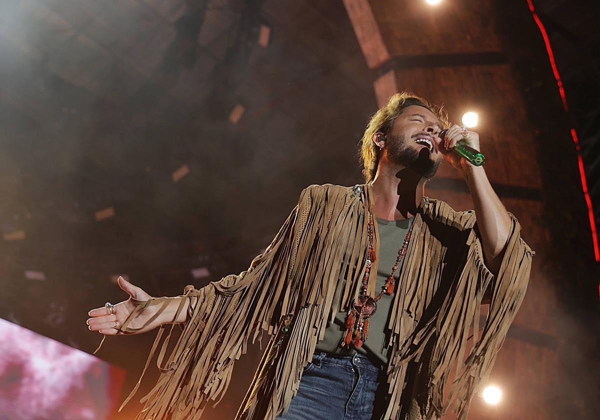 Manuel Carrasco, en uno de los instantes del concierto en Medina del Campo