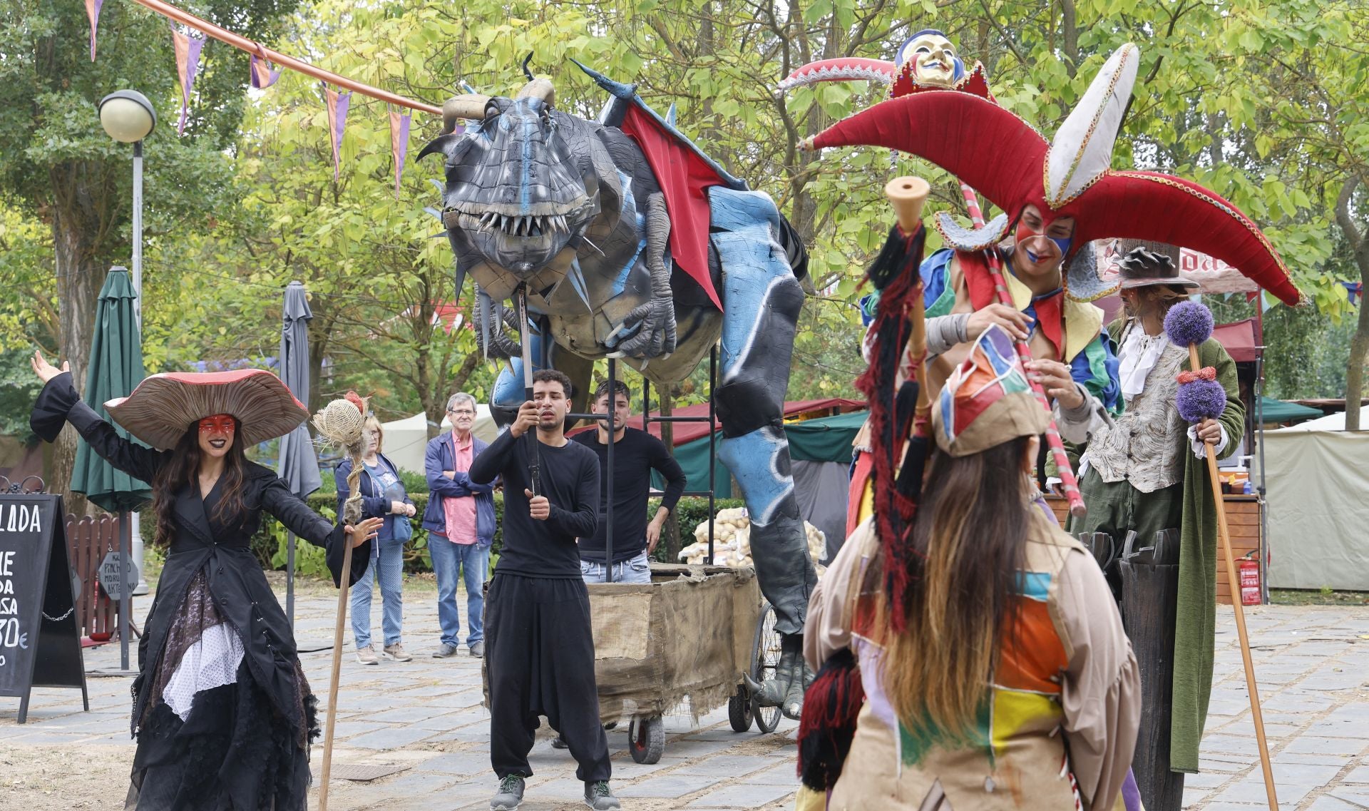 Desfile de malabaristas y artesanos medievales
