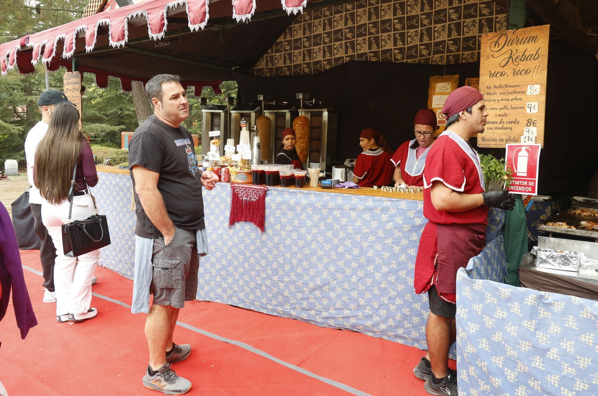 Desfile de malabaristas y artesanos medievales