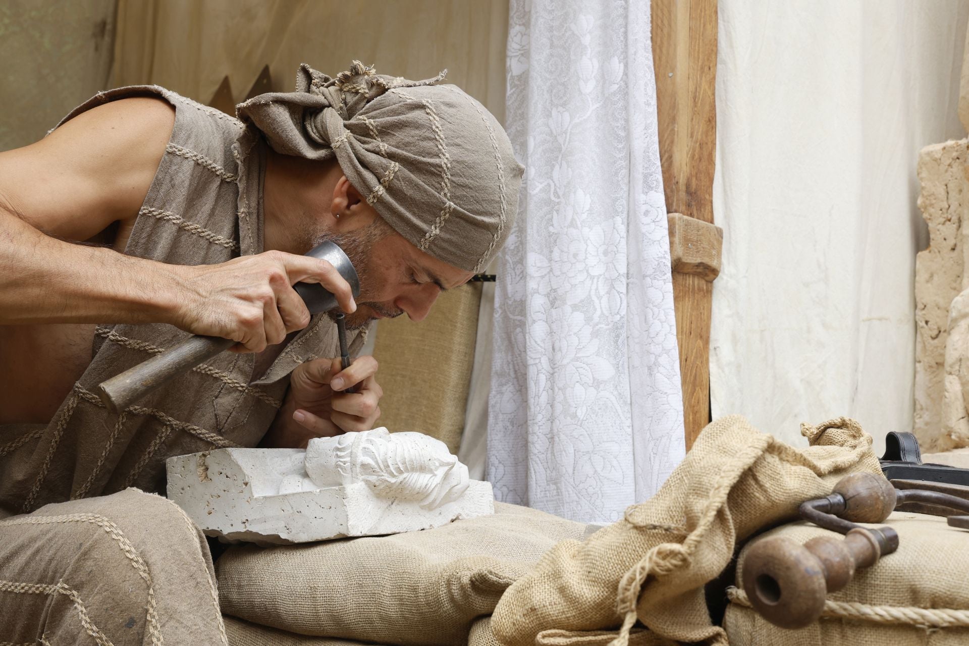 Desfile de malabaristas y artesanos medievales