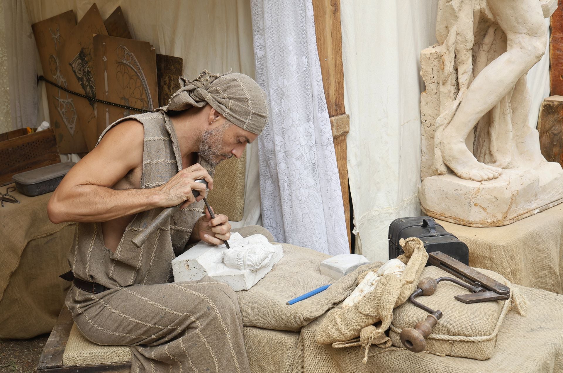 Desfile de malabaristas y artesanos medievales