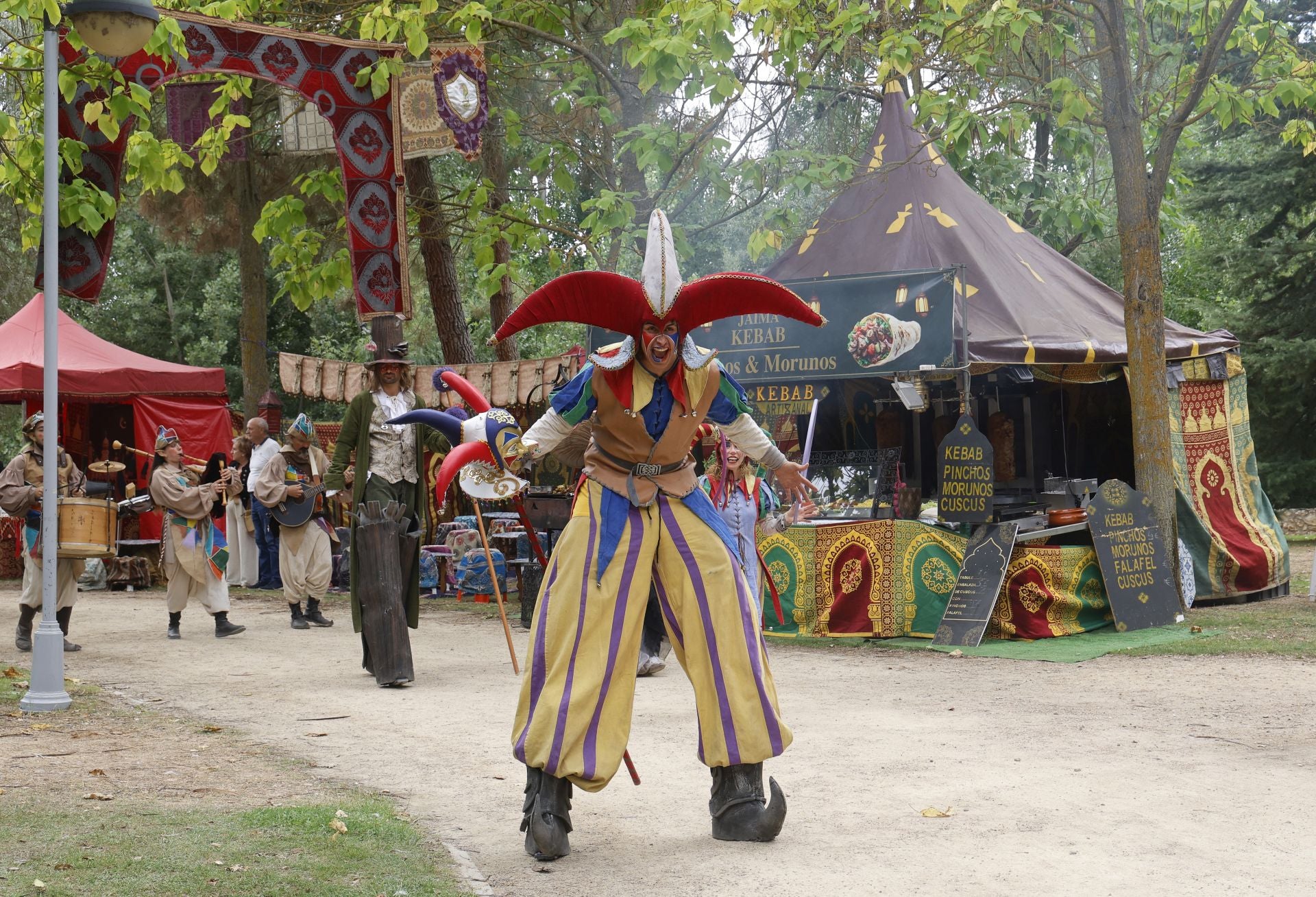 Desfile de malabaristas y artesanos medievales