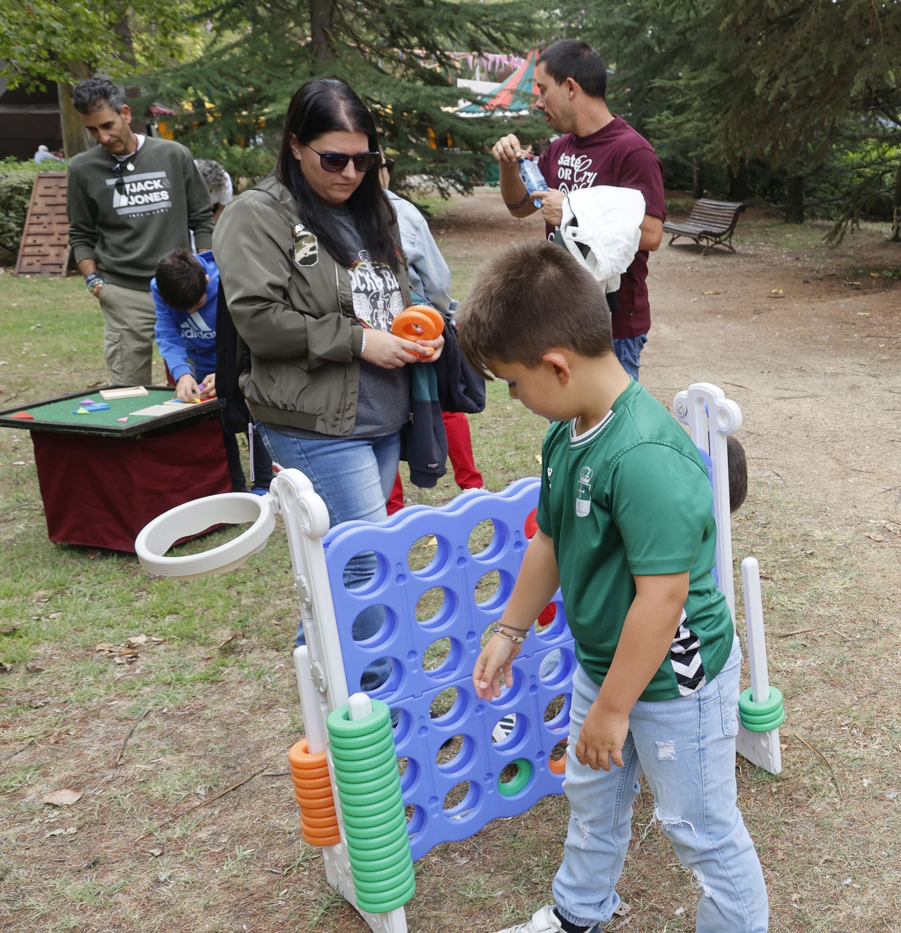 Desfile de malabaristas y artesanos medievales