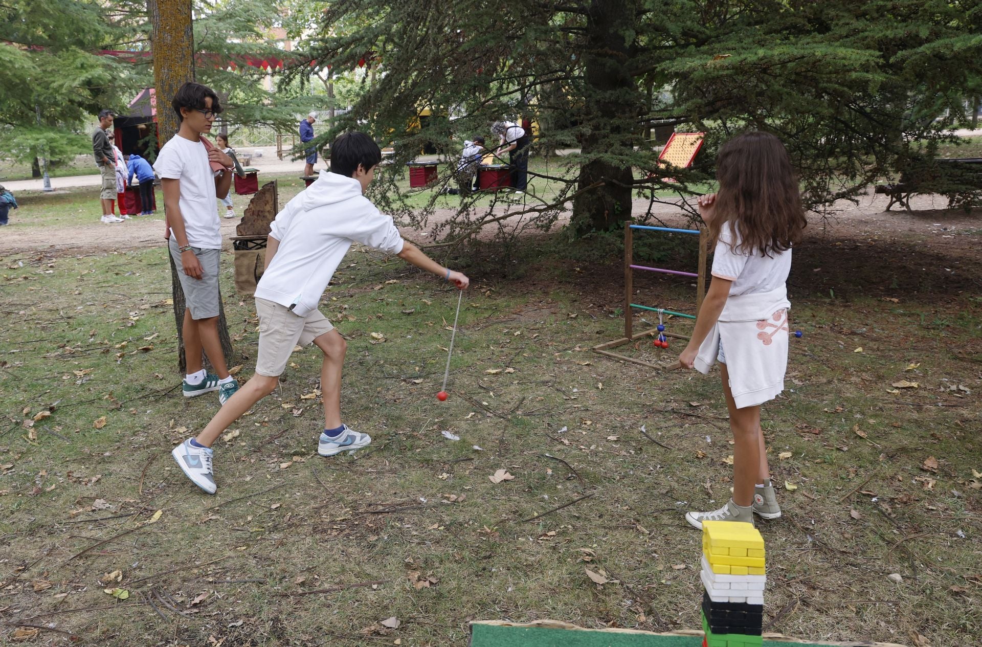 Desfile de malabaristas y artesanos medievales