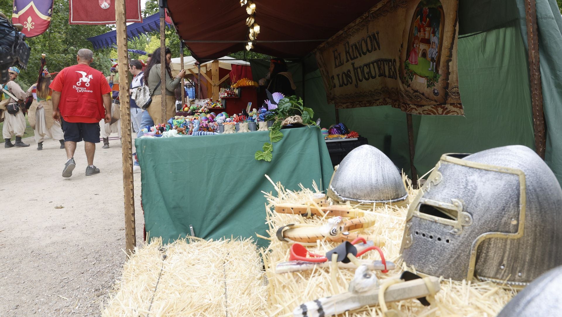 Desfile de malabaristas y artesanos medievales