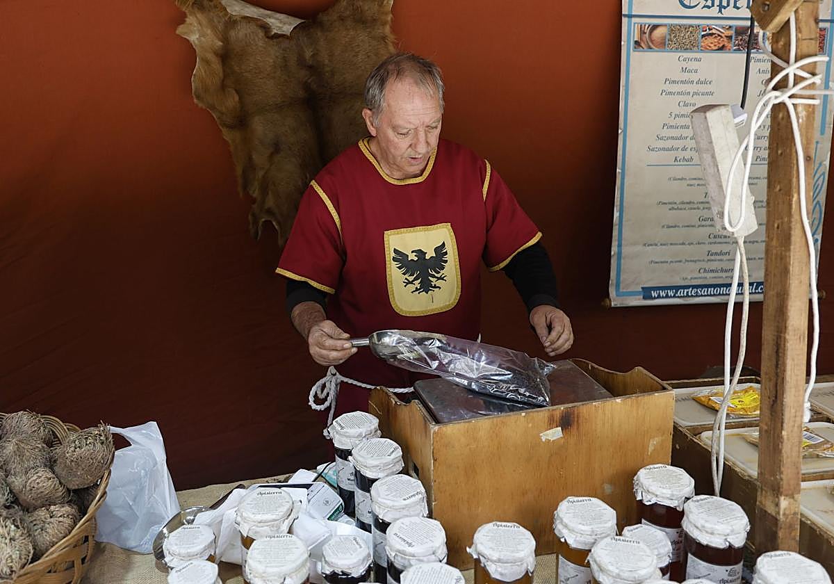 Desfile de malabaristas y artesanos medievales