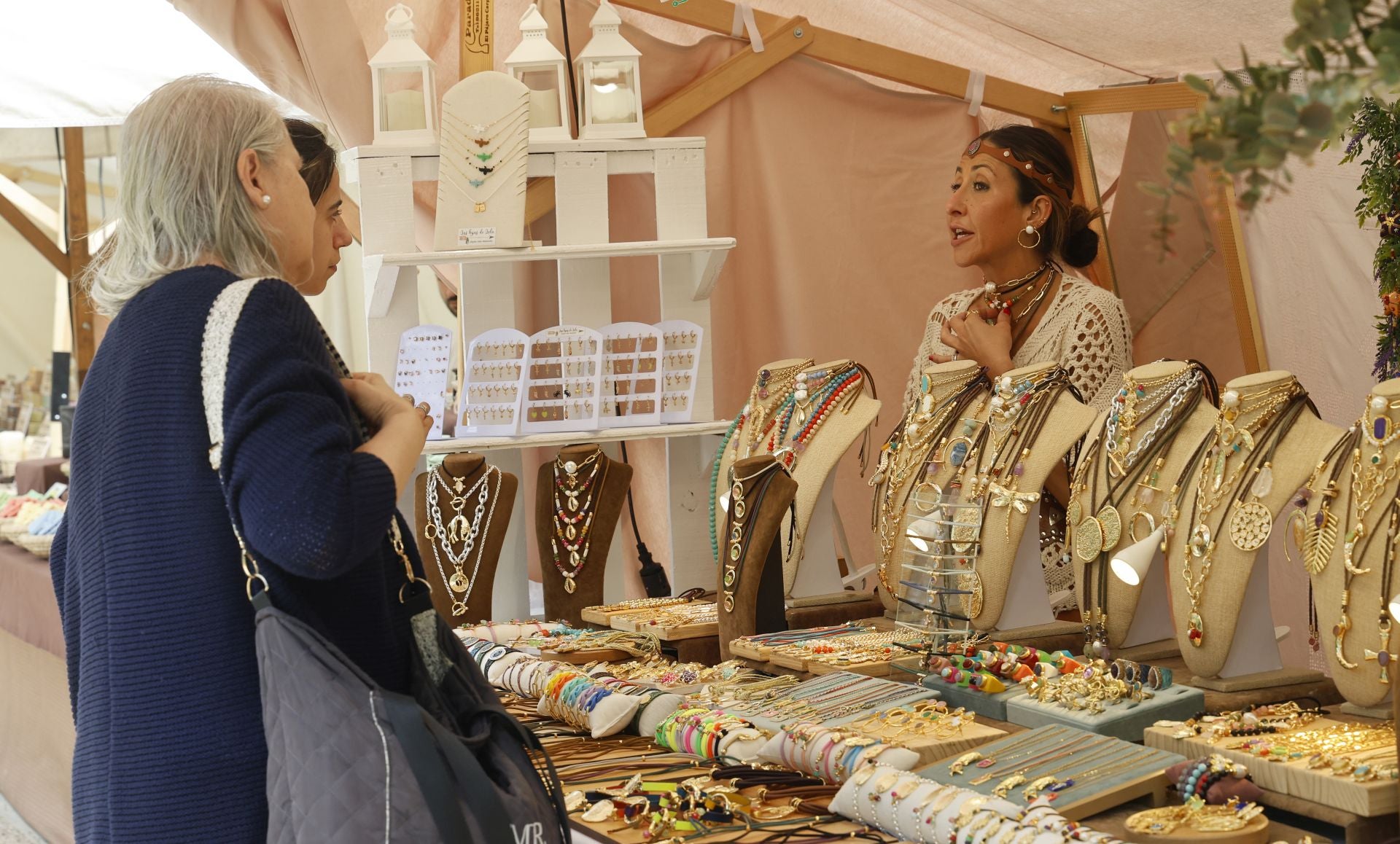 Desfile de malabaristas y artesanos medievales