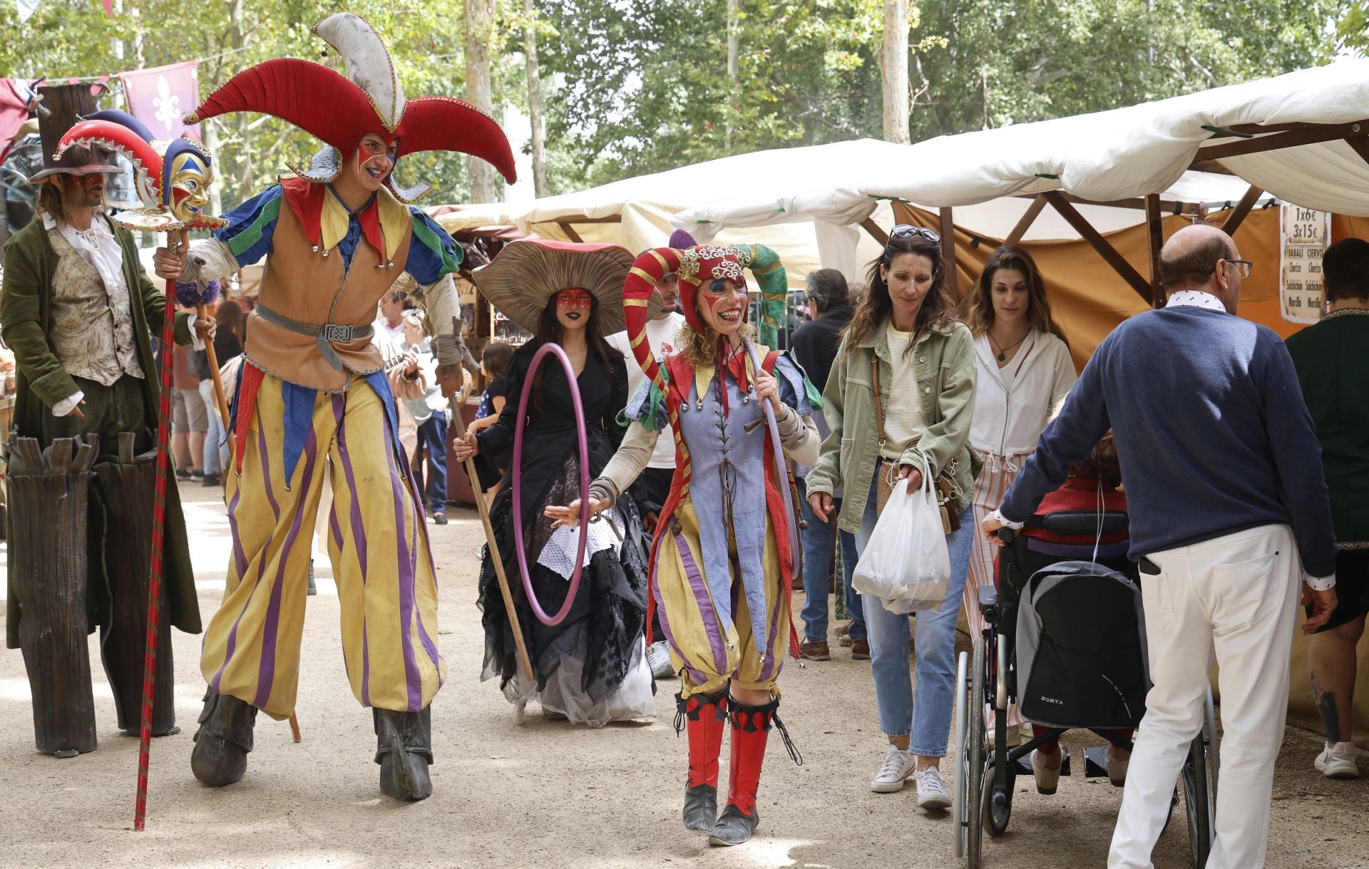 Desfile de malabaristas y artesanos medievales