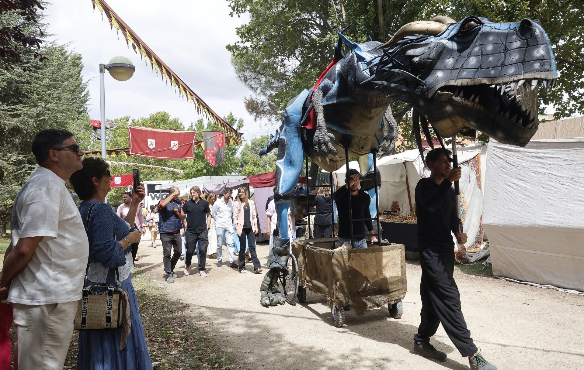 Desfile de malabaristas y artesanos medievales