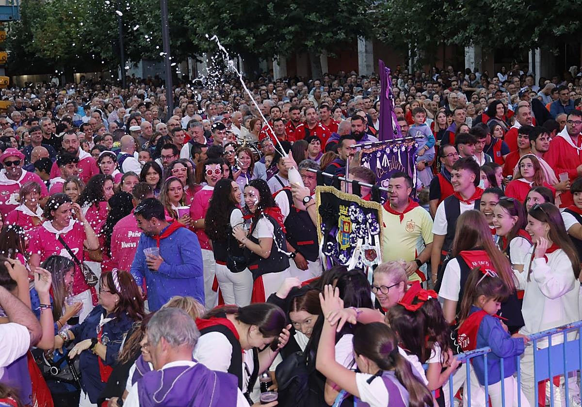 Los peñistas se duchan con champán en la Plaza Mayor.