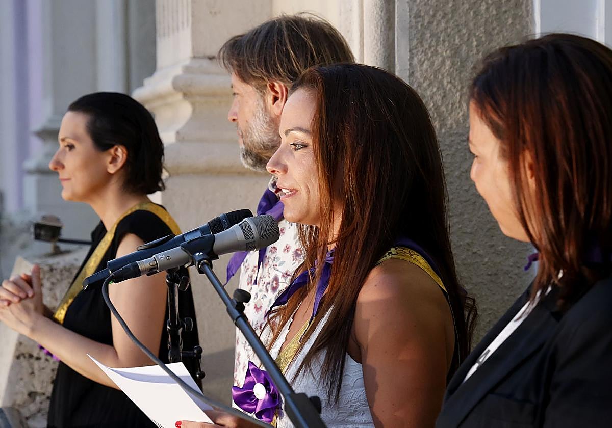 Marta Huerta, observada por la alcaldesa, durante el pregón en el balcón del Ayuntamiento.