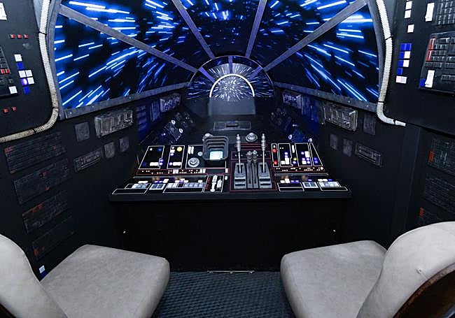 Réplica del Halcón Milenario de Star wars en el Puerto Espacial de Valoria la Buena creado por el escultor Juan Villa.