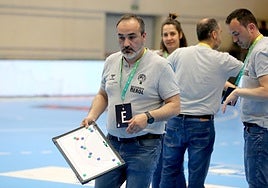 Álvaro Senovilla, tras dar indicaciones con la pizarra en un tiempo muerto.