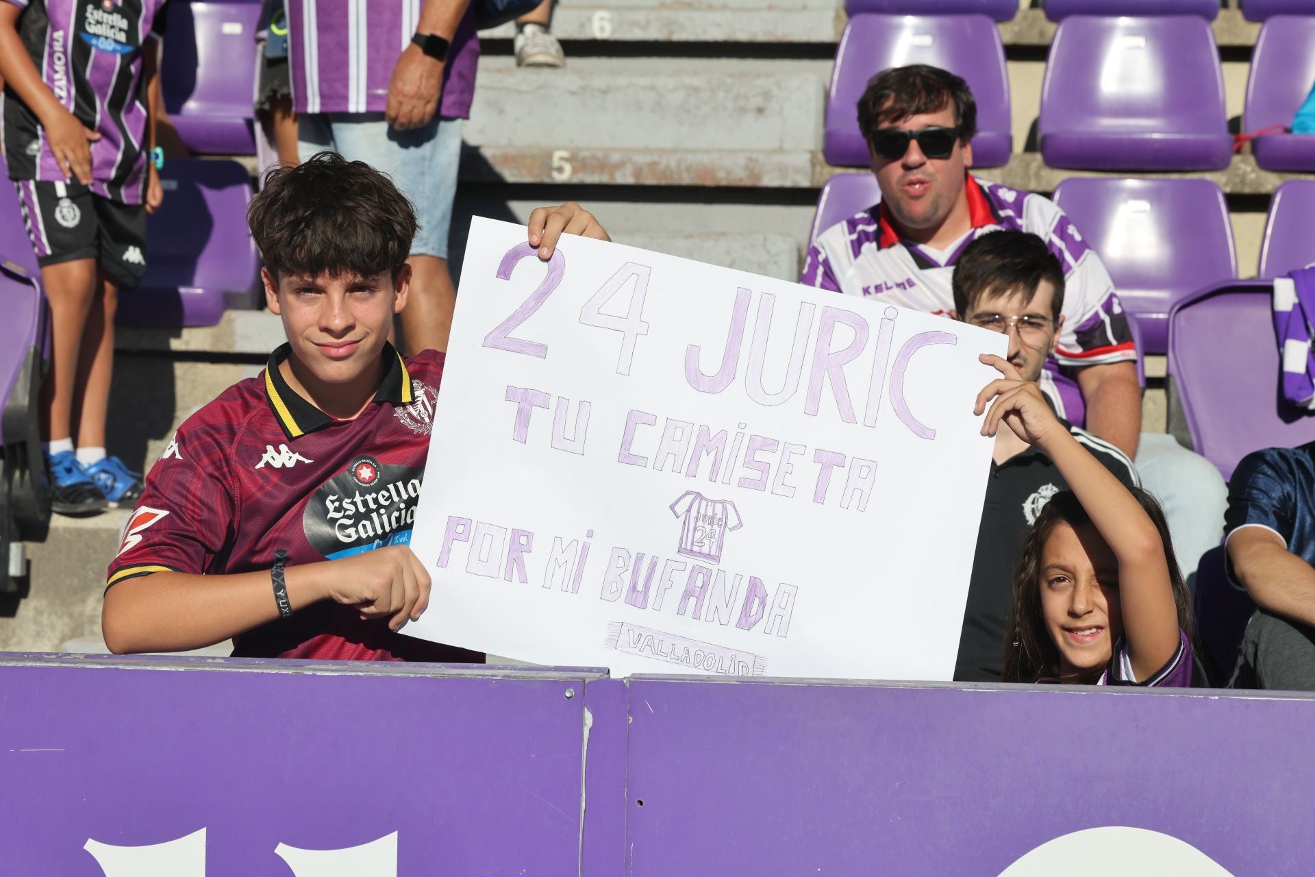 Búscate en la grada del Real Valladolid (2/4)