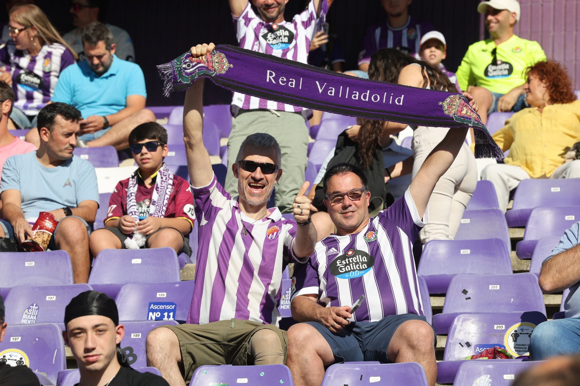 Búscate en la grada del Real Valladolid (1/4)