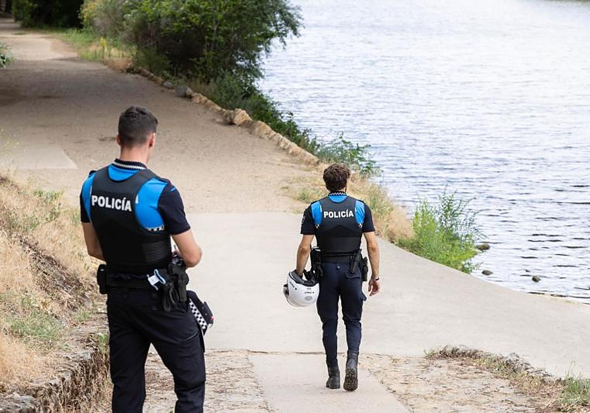 Dos policías municipales, junto al Pisuerga en una imagen de archivo.
