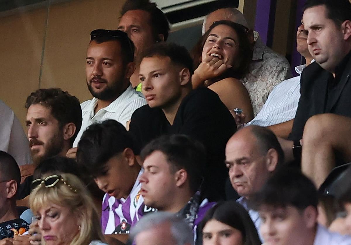 Mathis Lachuer en la grada este sábado, en el encuentro entre el Real Valladolid y el Córdoba.