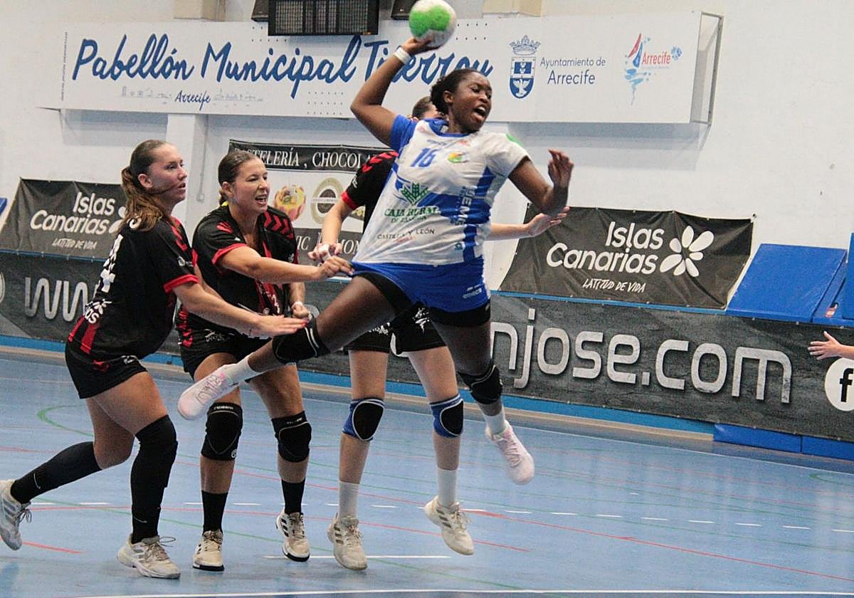 Jallow lanza en seis metros.