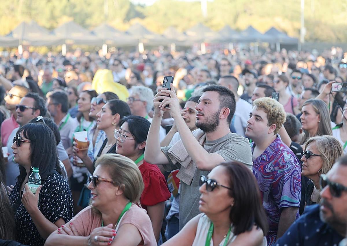 Imagen secundaria 1 - Arriba Mikel Erentxun, abajo, el público asistente. 