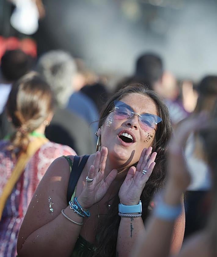 Imagen secundaria 2 - Arriba Mikel Erentxun, abajo, el público asistente. 