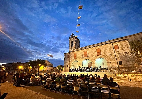 El público congregado junto a la iglesia de la Asunción para disfrutar del concierto