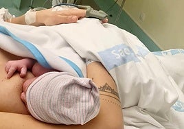 Un bebé recien nacido en un hospital de Castilla y León, en una imagen de archivo.