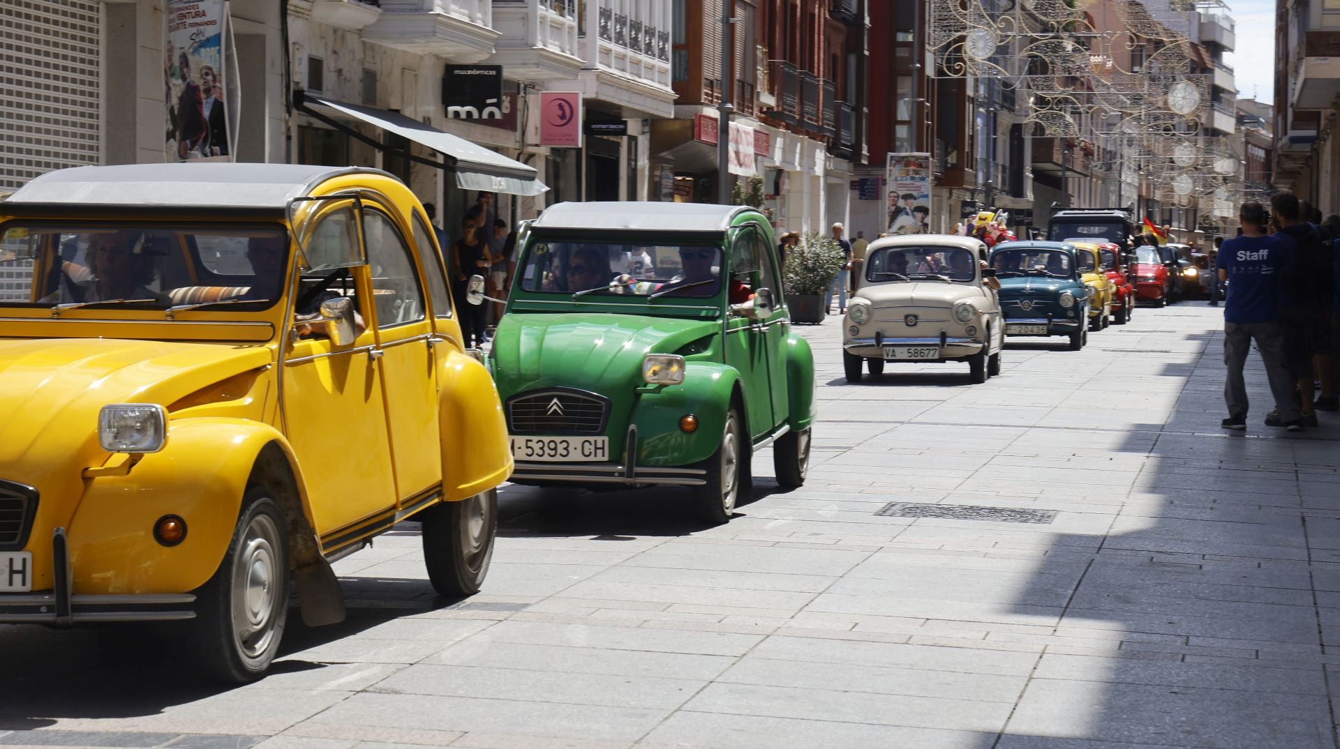 Los coches clásicos inundan las calles de Palencia