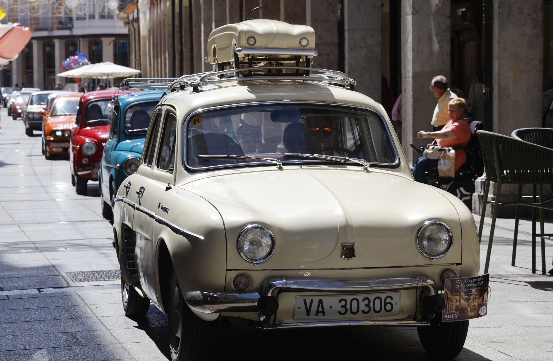 Los coches clásicos inundan las calles de Palencia