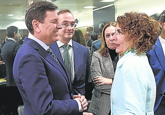 La vicepresidente Montero saluda al consejero Fernández Carriedo en una reunión del Consejo de Política Fiscal y Financiera.