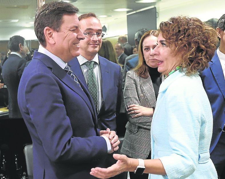 La vicepresidente Montero saluda al consejero Fernández Carriedo en una reunión del Consejo de Política Fiscal y Financiera.