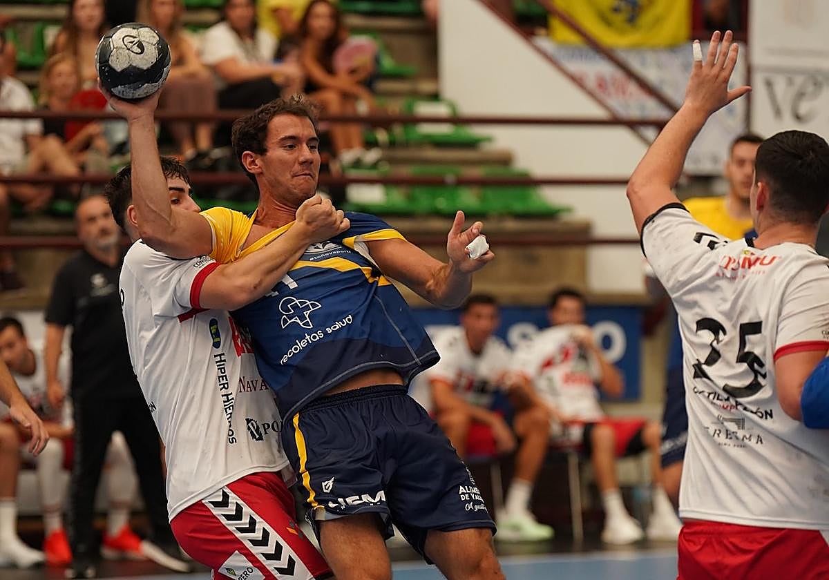 Pisonero, sujetado por un defensor del Viveros Herol Nava.