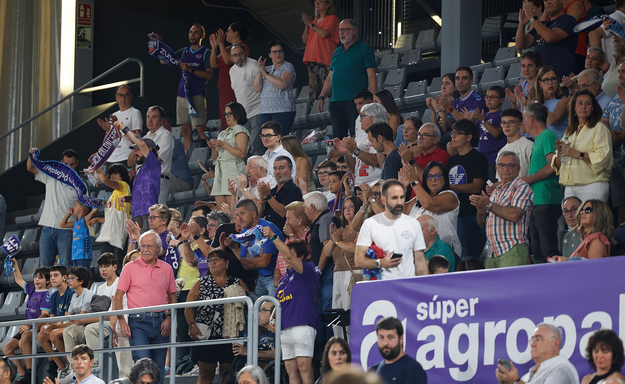 Búscate en las gradas del Super Agropal Palencia - Sporting Clube Portugal
