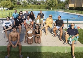 Bañistas en la pisicina municipal del barrio de La Rondilla
