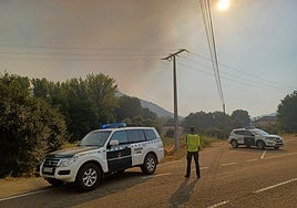 Efectivos de la Guardia Civil en Quintanilla de Losada (León), próxima a uno de los últimos focos que se han originado en la provincia.