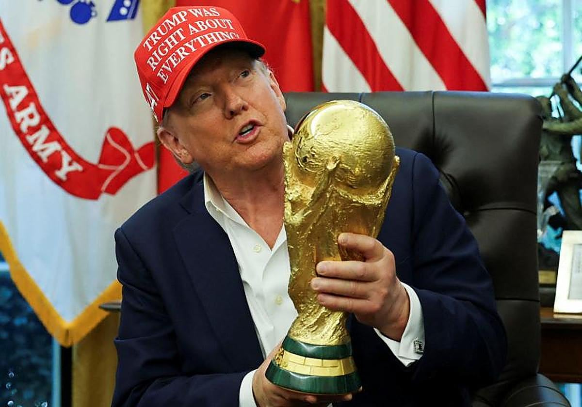 Trump, el pasado 22 de agosto con la copa de campeones de fútbol de la FIFA.