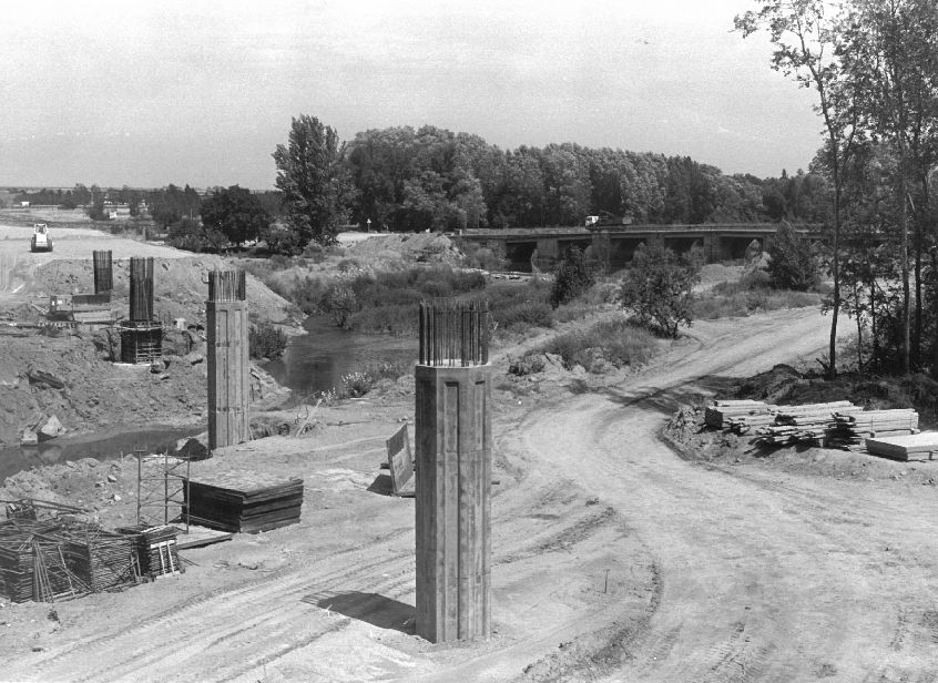 Construcción del puente sobre el río Cega. 20 de agosto de 1994.