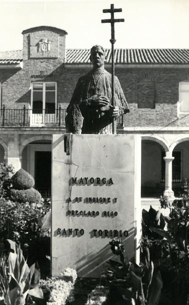Escultura a Santo Toribio, ubicada junto a la fachada del Ayuntamiento de Mayorga. 