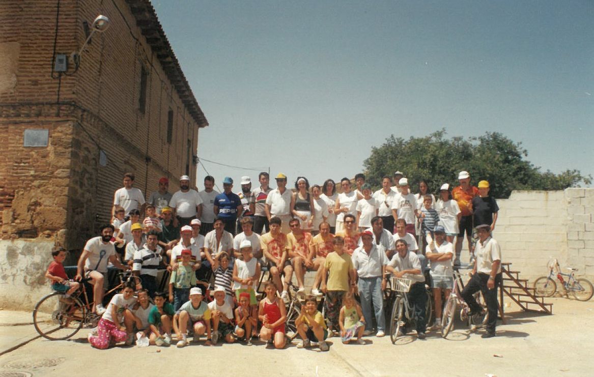 Imagen de un grupo de cicloturistas en julio de 1992.