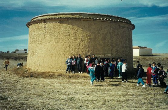 Alumnos del colegio San Francisco de Mayorga visitan un palomar.