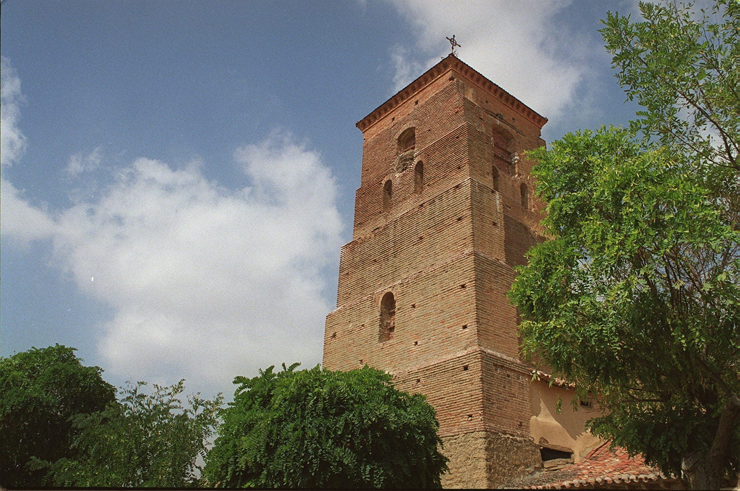 Torre escalonada de ladrillo mudéjar en Mayorga. 20 de septiembre de 2000.
