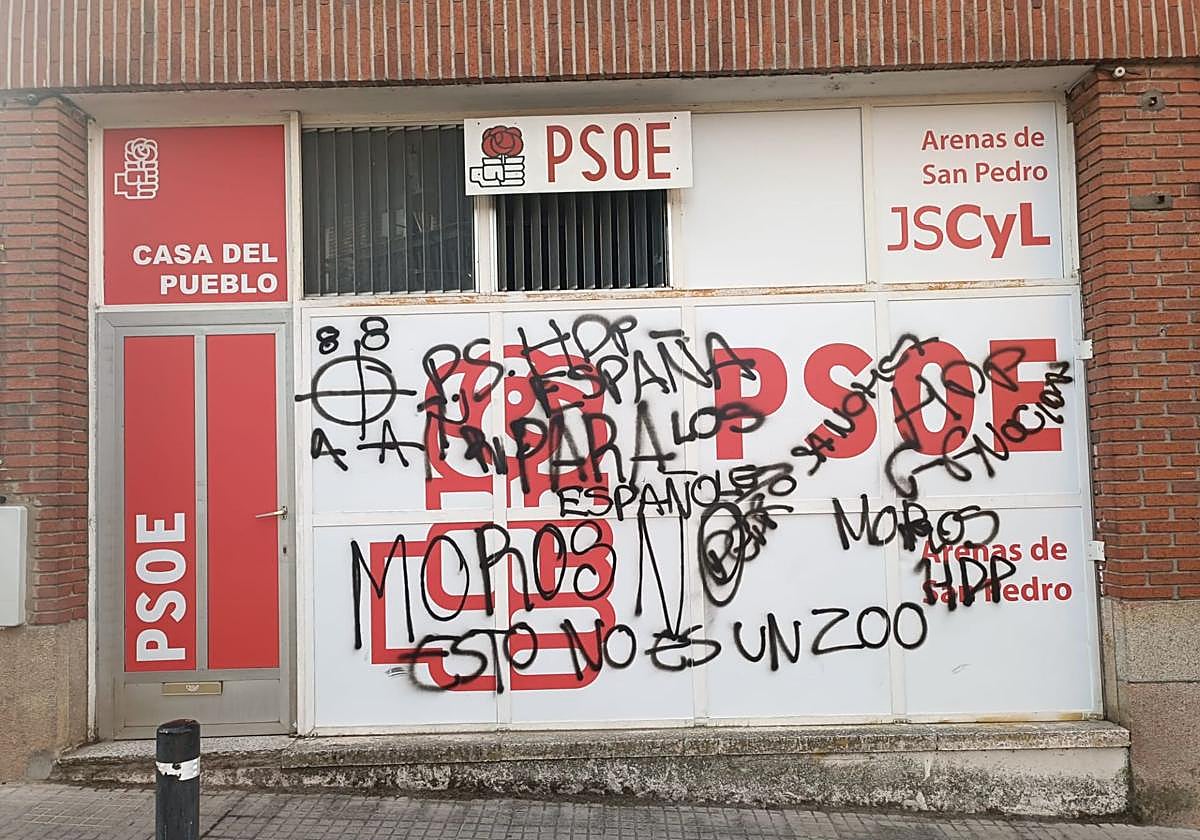 Pintadas nazis, homófobas, racistas y contra Pedro Sánchez en la sede del PSOE en Arenas de San Pedro