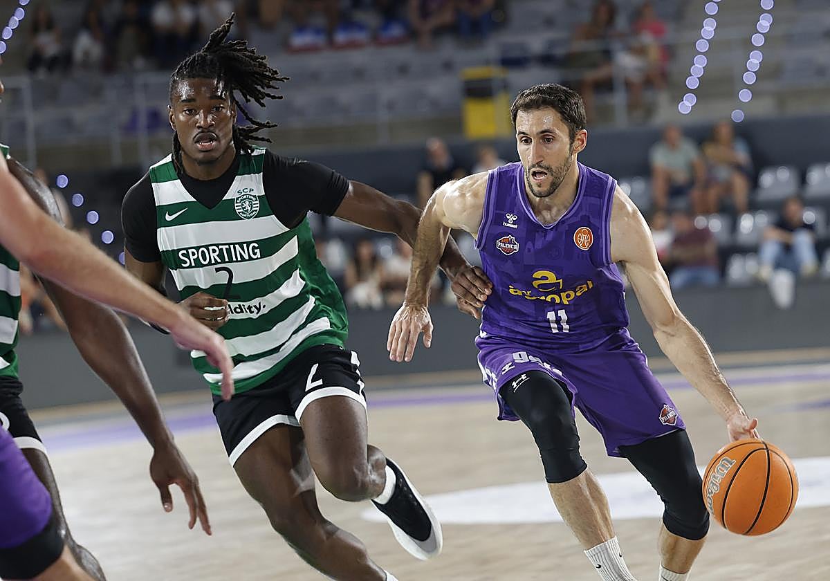 Manu Rodríguez dirige la jugada, este sábado en el Pabellón ante el Sporting de Portugal.