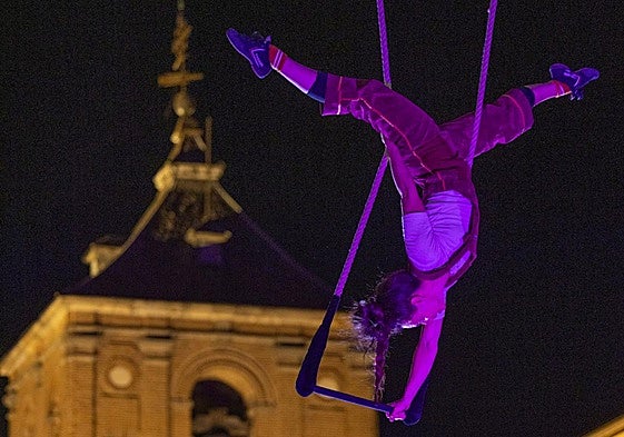 Equilibrios aéreos en uno de los espectáculos presentados en Ávila.